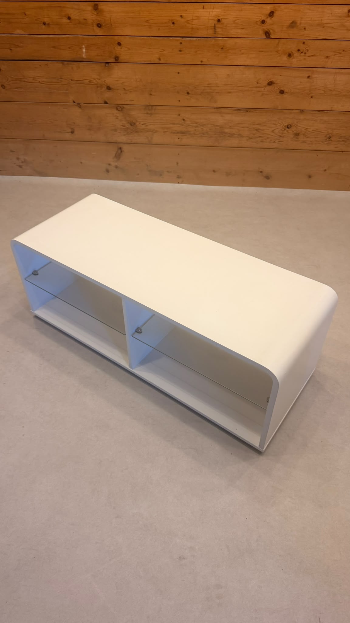 Design Lowboard auf Rollen in weiss mit Glasablage