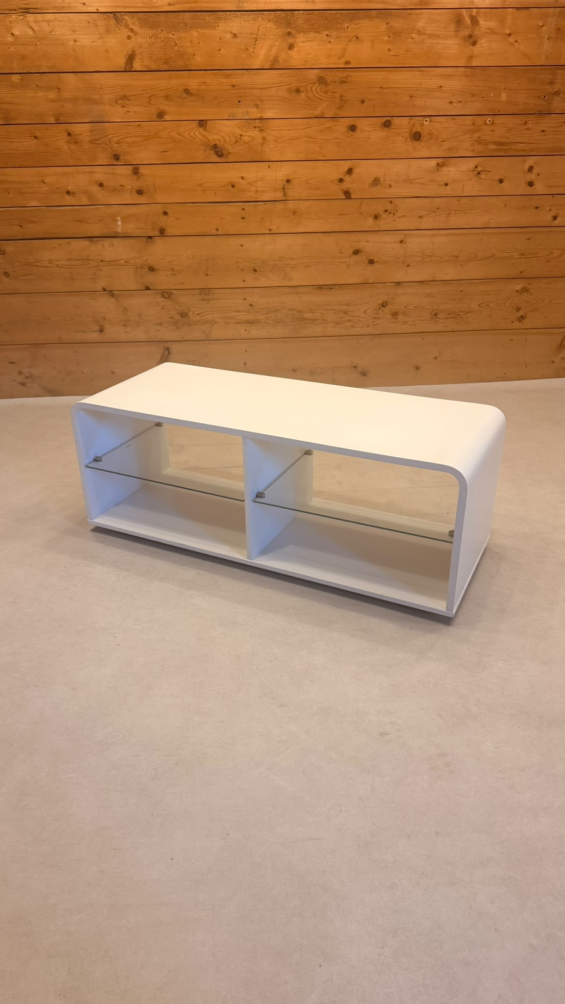 Design Lowboard auf Rollen in weiss mit Glasablage