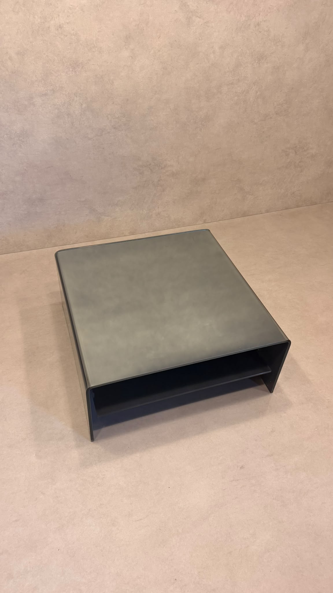 Couchtisch Coffee Table aus gebogenem getöntem Glas