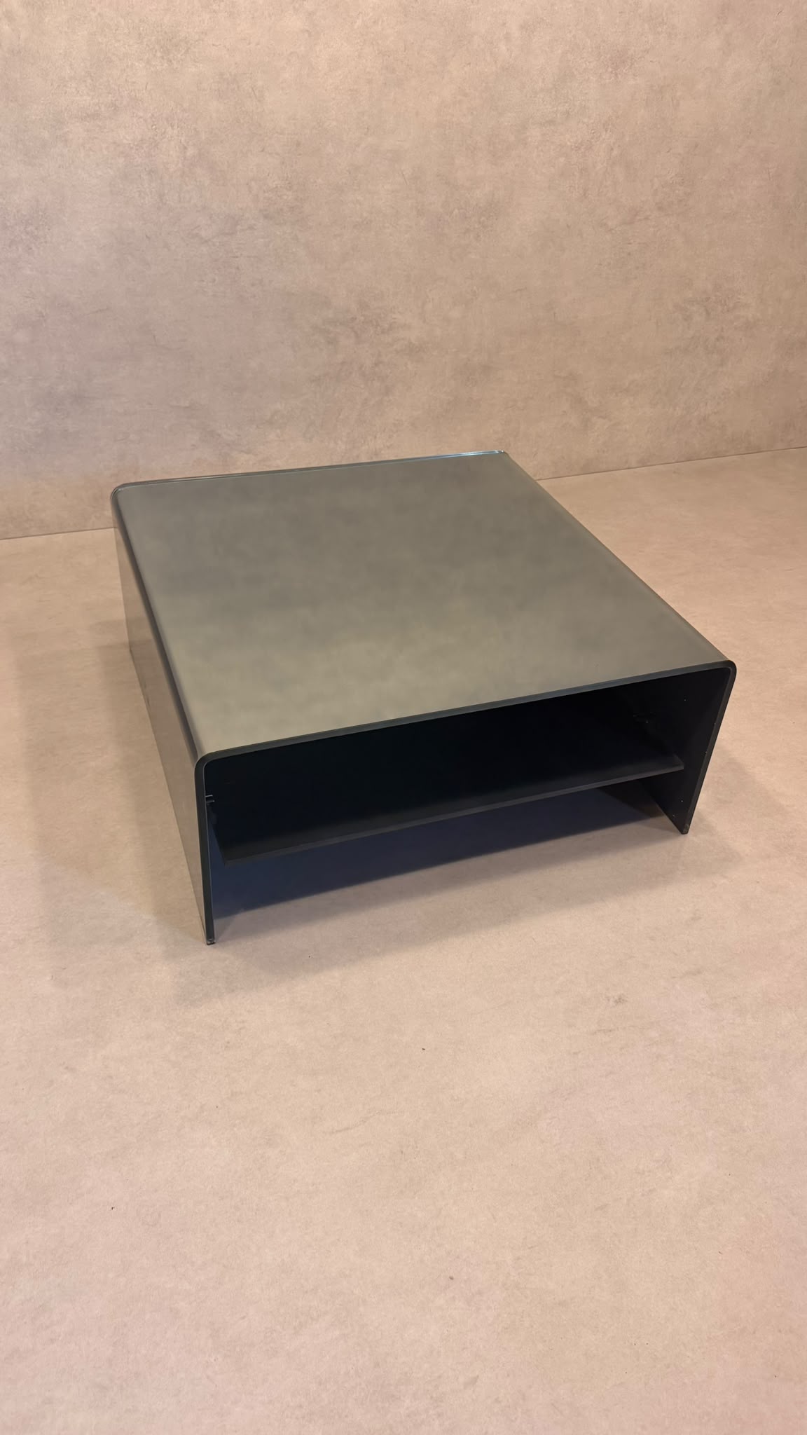 Couchtisch Coffee Table aus gebogenem getöntem Glas