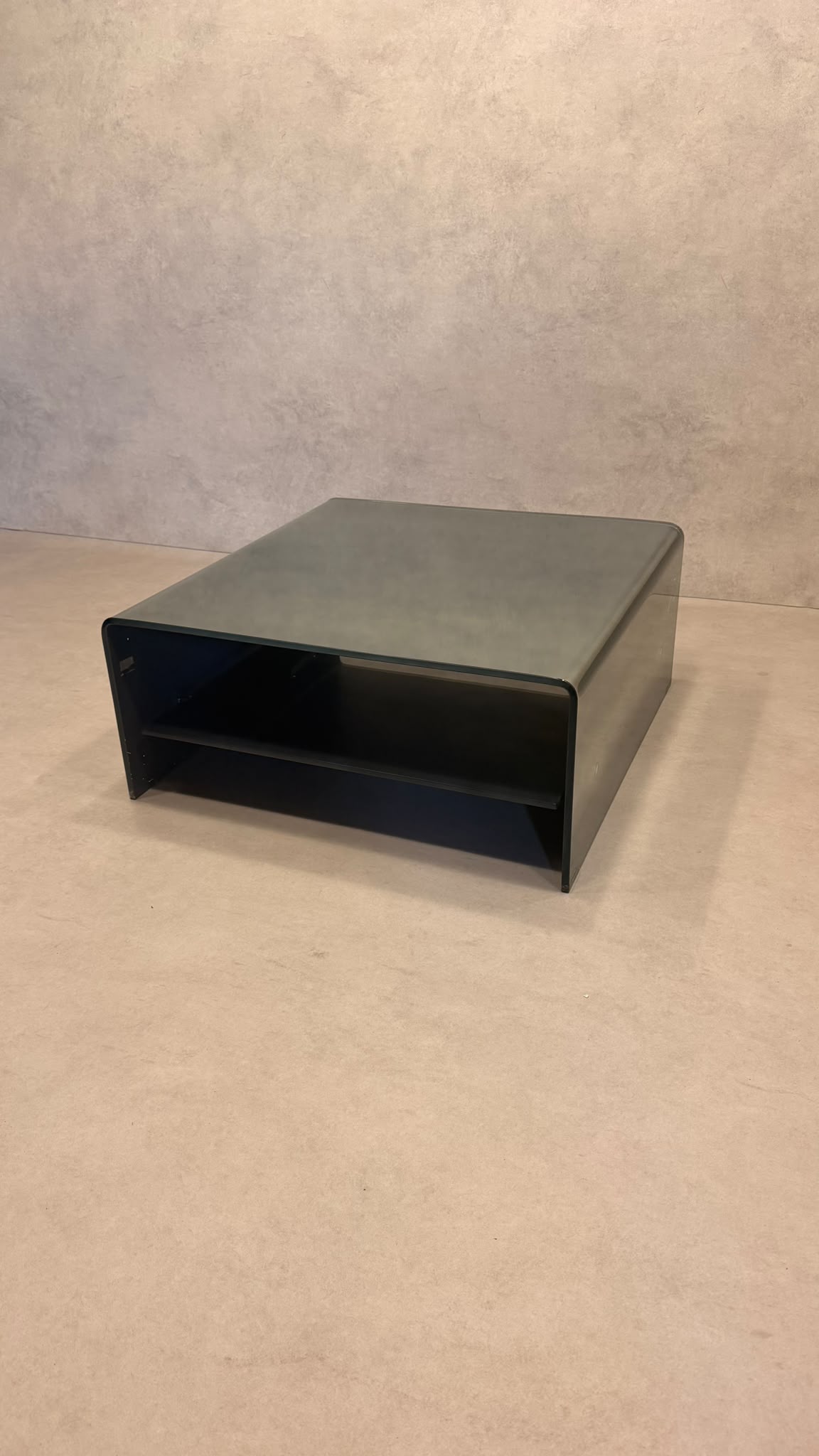 Couchtisch Coffee Table aus gebogenem getöntem Glas
