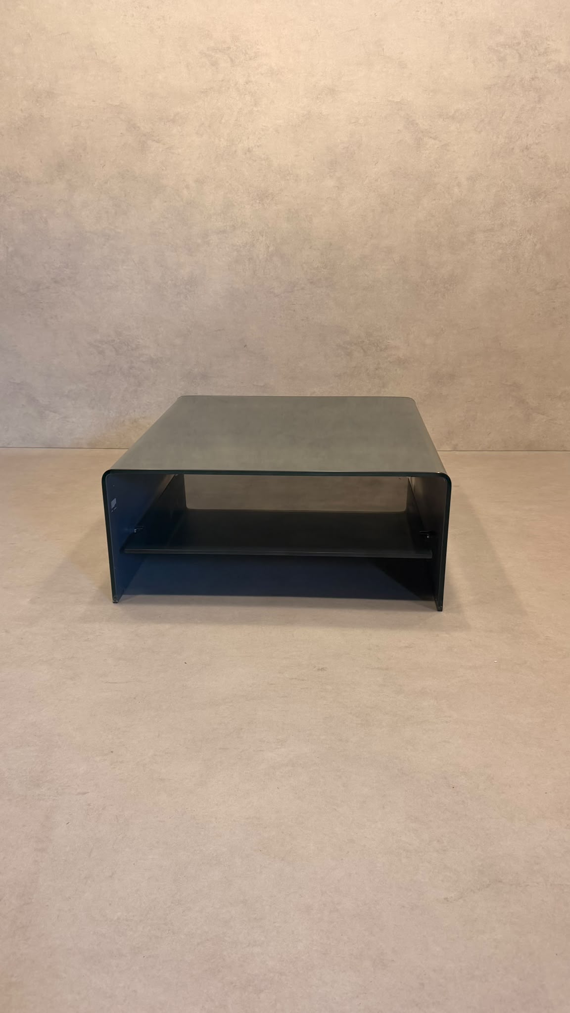 Couchtisch Coffee Table aus gebogenem getöntem Glas