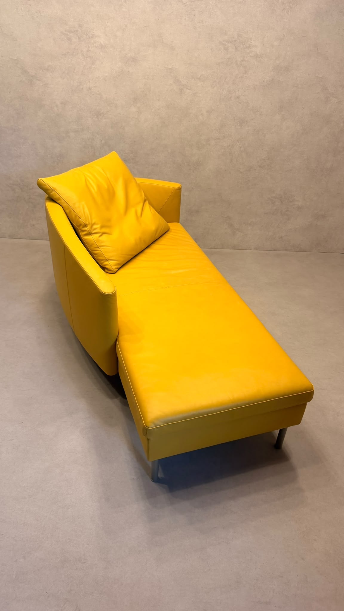 Dreipunkt Design Daybed Sofa  aus Leder in Senfgelb