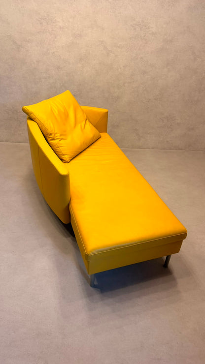 Dreipunkt Design Daybed Sofa  aus Leder in Senfgelb