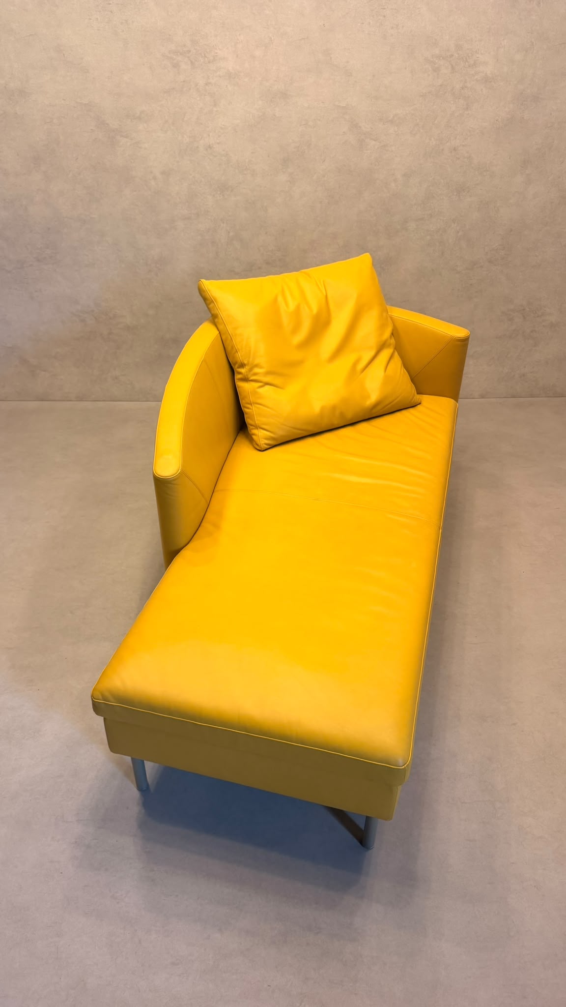 Dreipunkt Design Daybed Sofa  aus Leder in Senfgelb