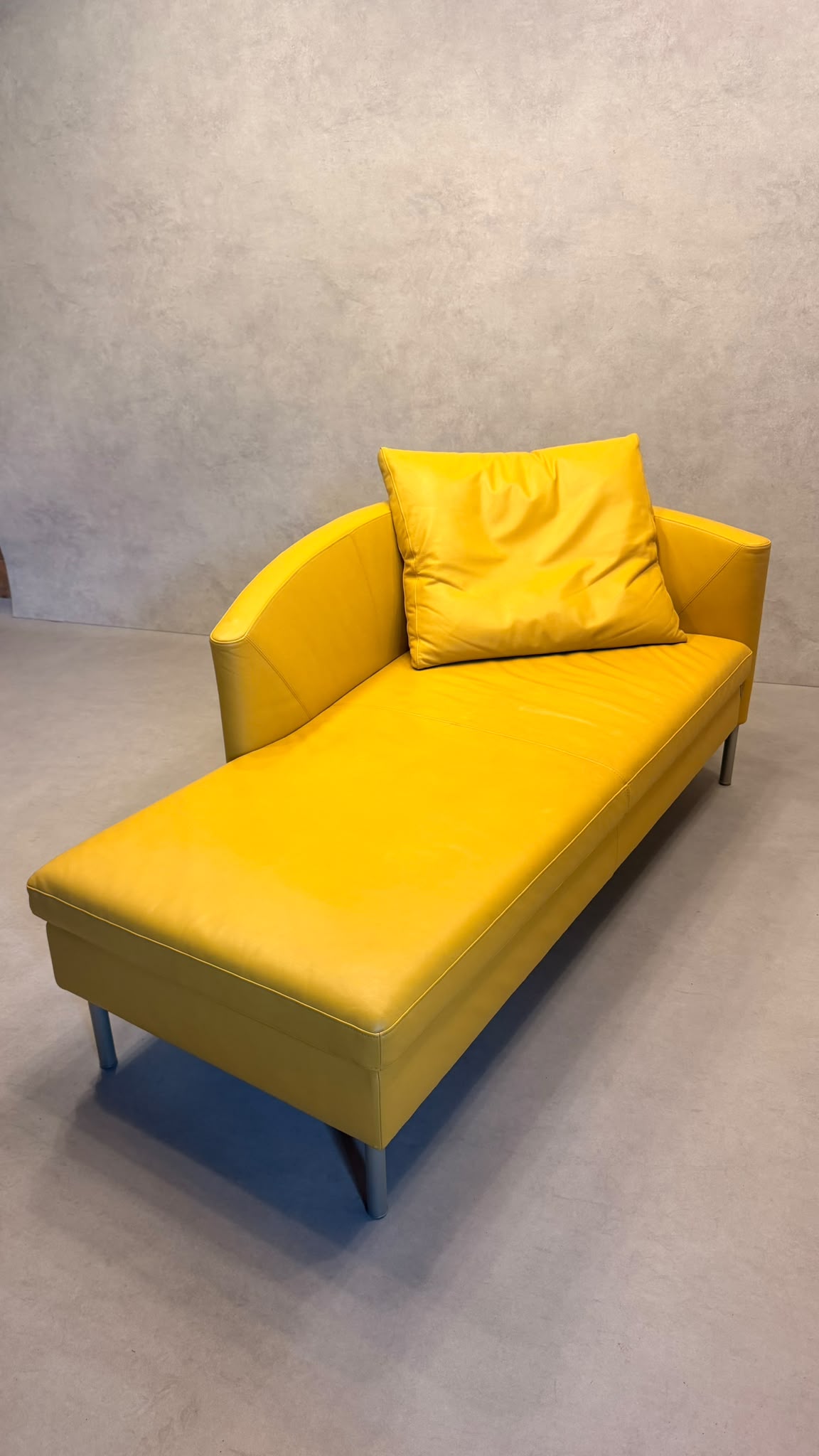 Dreipunkt Design Daybed Sofa  aus Leder in Senfgelb