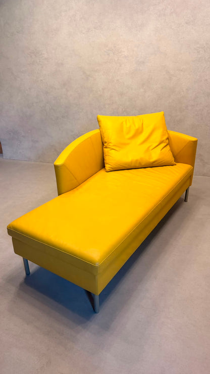 Dreipunkt Design Daybed Sofa  aus Leder in Senfgelb