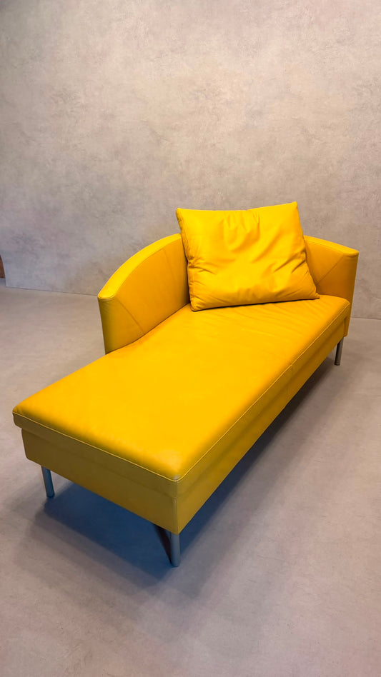 Dreipunkt Design Daybed Sofa  aus Leder in Senfgelb