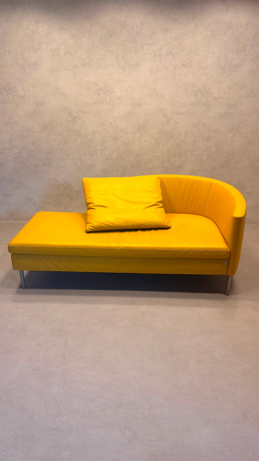 Dreipunkt Design Daybed Sofa  aus Leder in Senfgelb