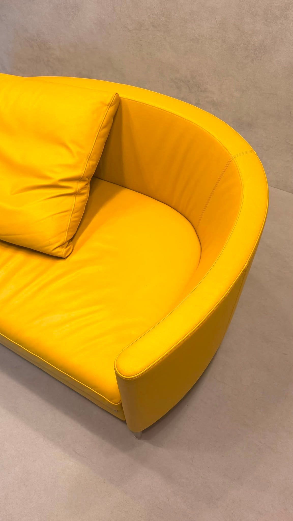 Dreipunkt Design Daybed Sofa  aus Leder in Senfgelb