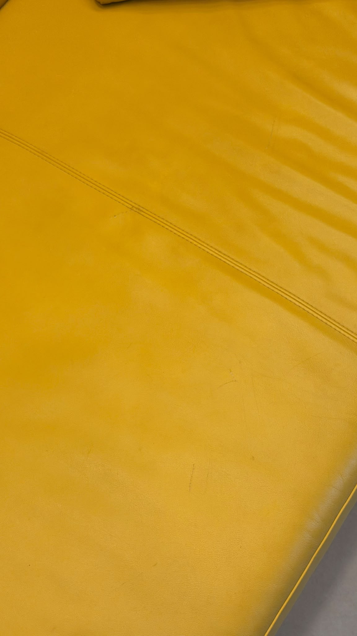 Dreipunkt Design Daybed Sofa  aus Leder in Senfgelb