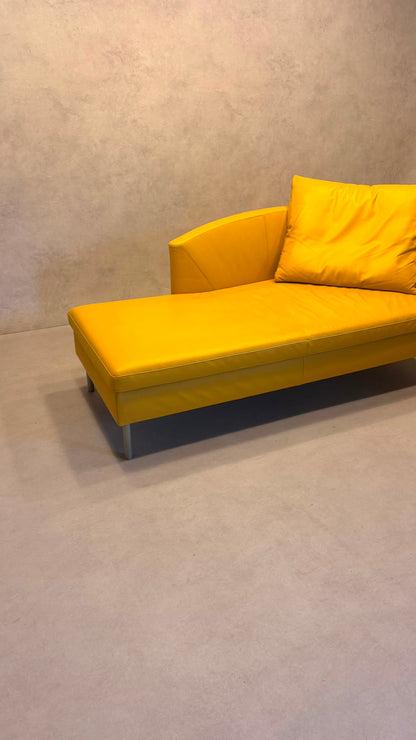 Dreipunkt Design Daybed Sofa  aus Leder in Senfgelb
