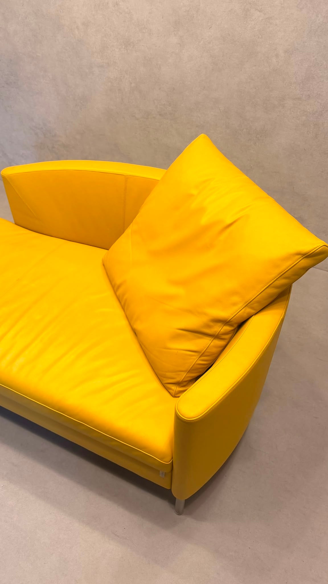 Dreipunkt Design Daybed Sofa  aus Leder in Senfgelb
