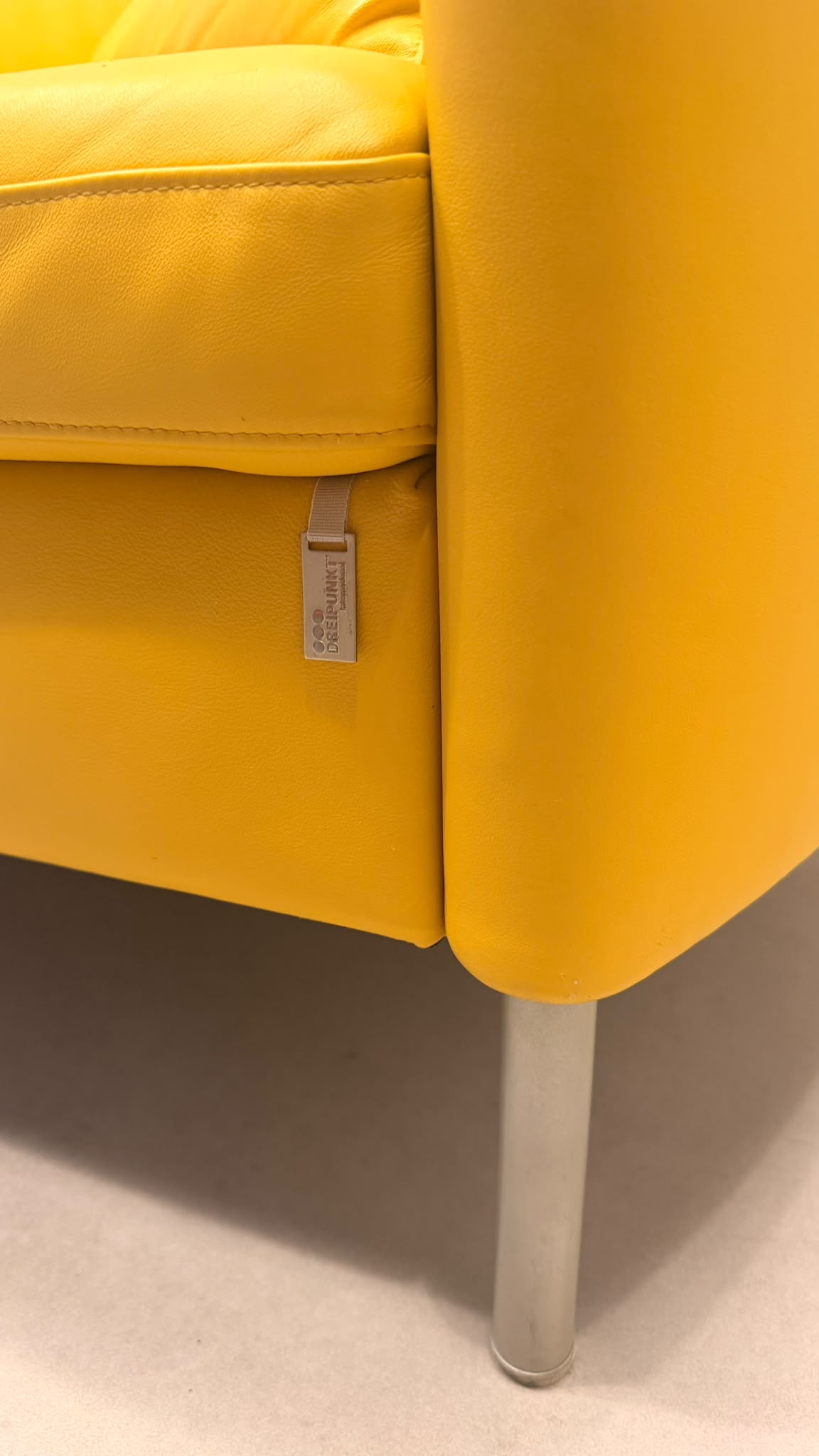Dreipunkt Design Daybed Sofa  aus Leder in Senfgelb