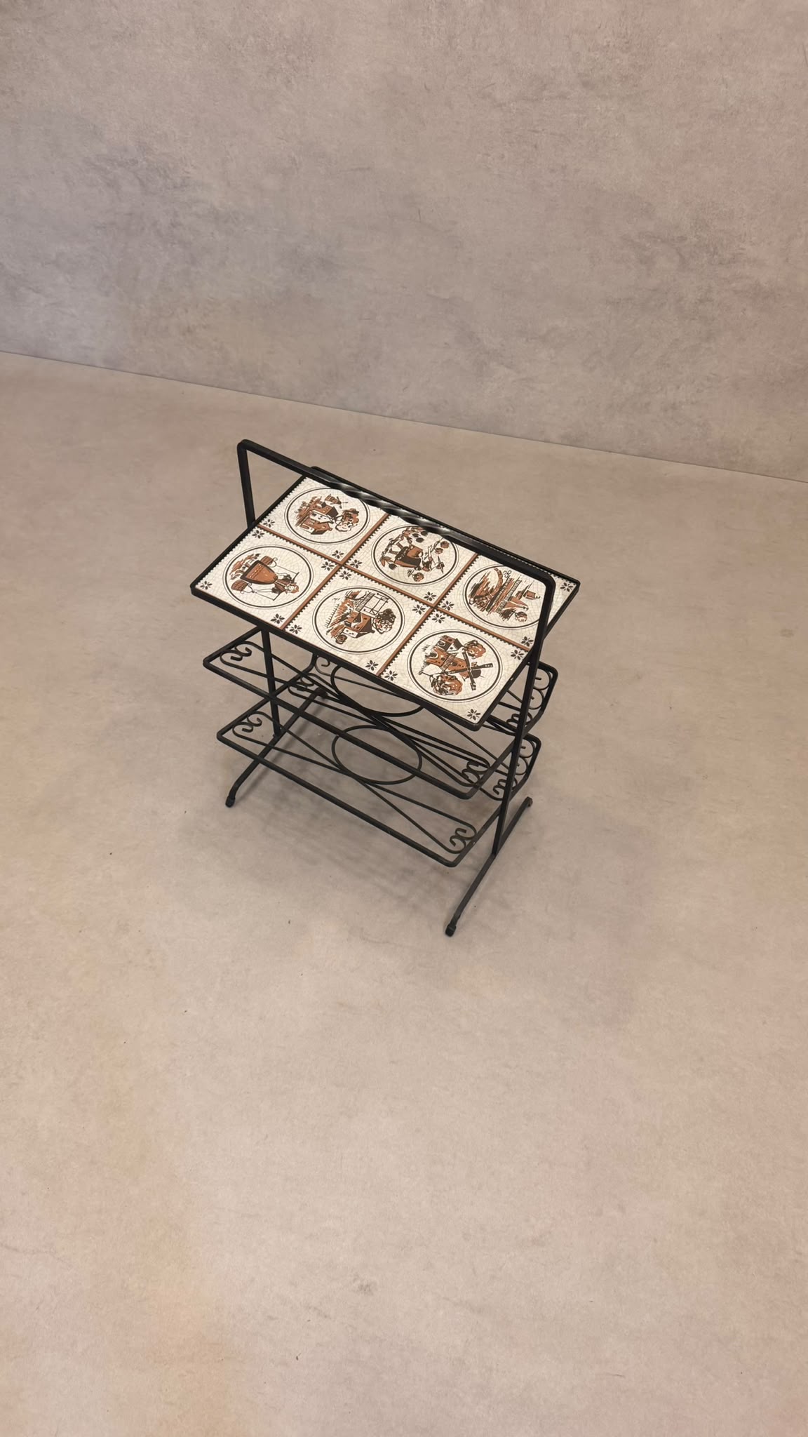 Kultiger Vintage-Zeitungsständer / Beistelltisch mit Resopal