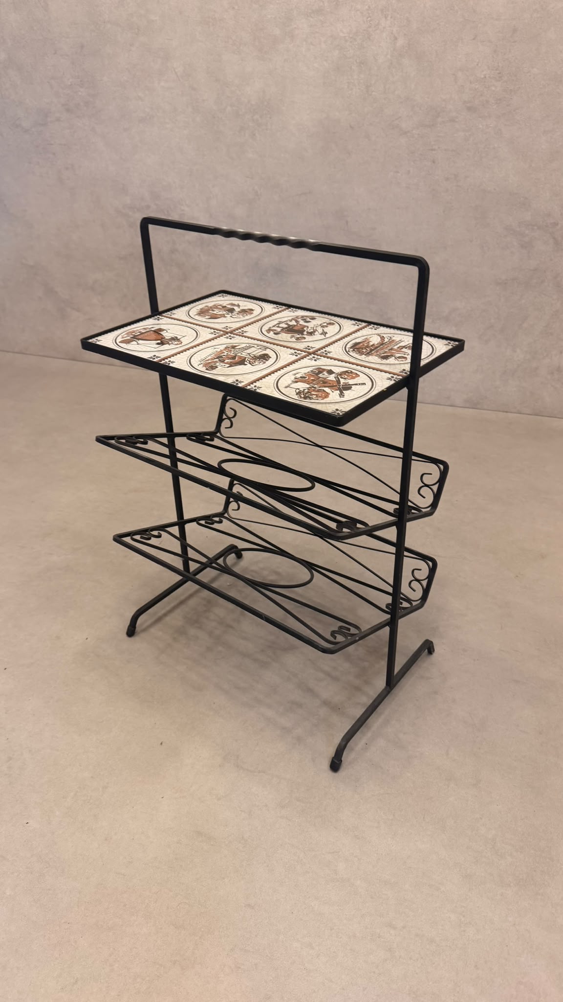 Kultiger Vintage-Zeitungsständer / Beistelltisch mit Resopal