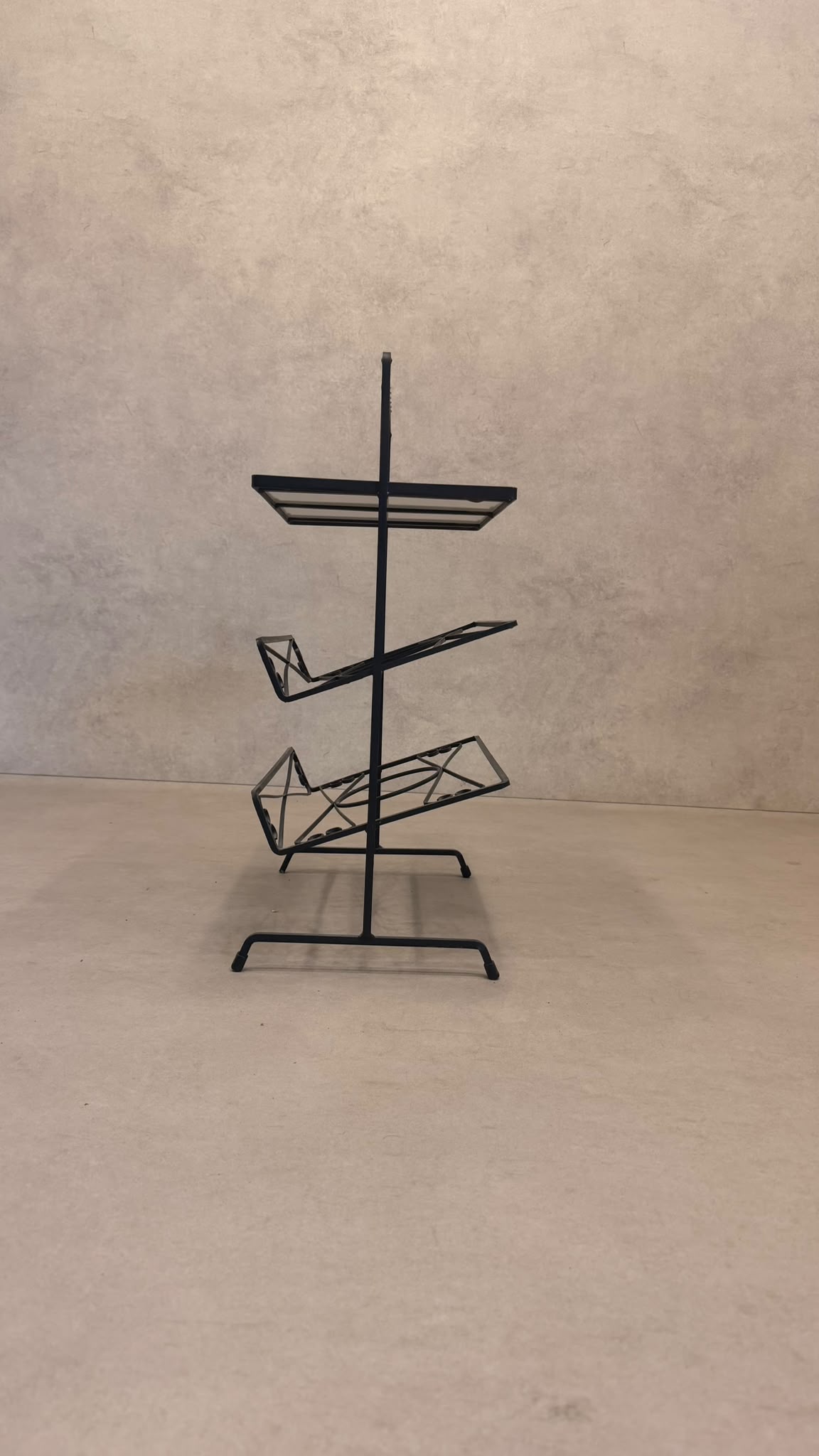 Kultiger Vintage-Zeitungsständer / Beistelltisch mit Resopal