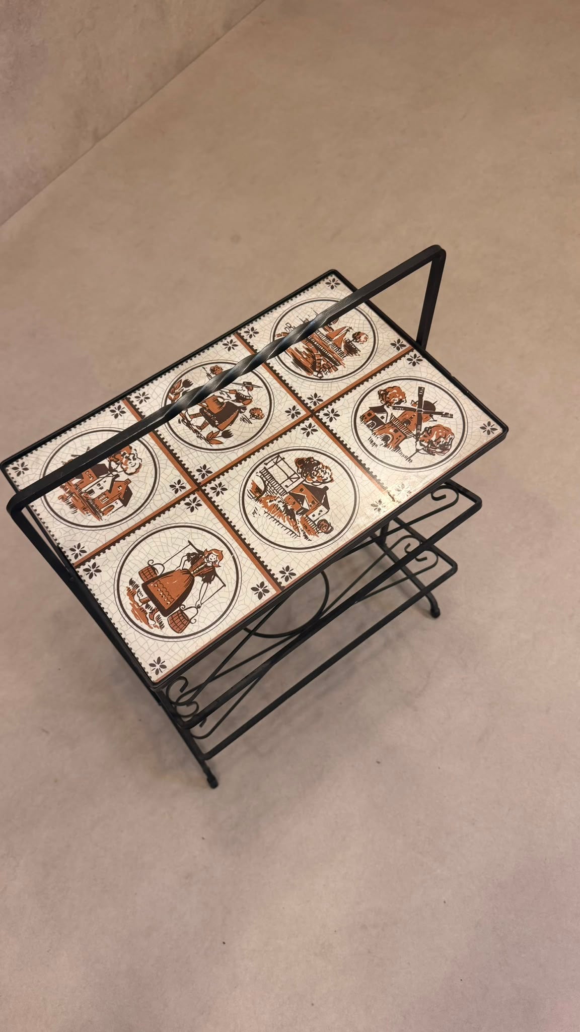 Kultiger Vintage-Zeitungsständer / Beistelltisch mit Resopal