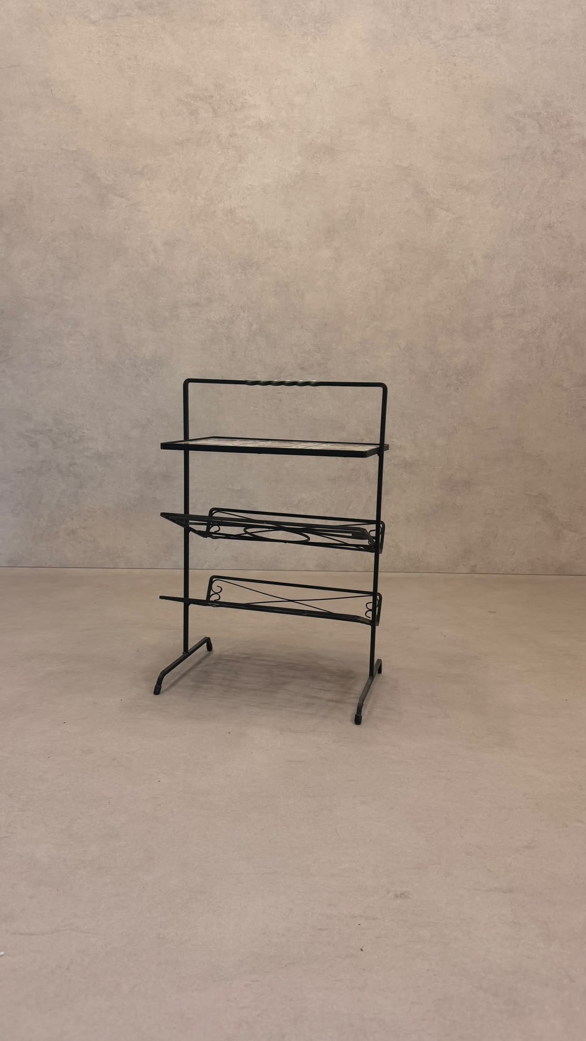 Kultiger Vintage-Zeitungsständer / Beistelltisch mit Resopal