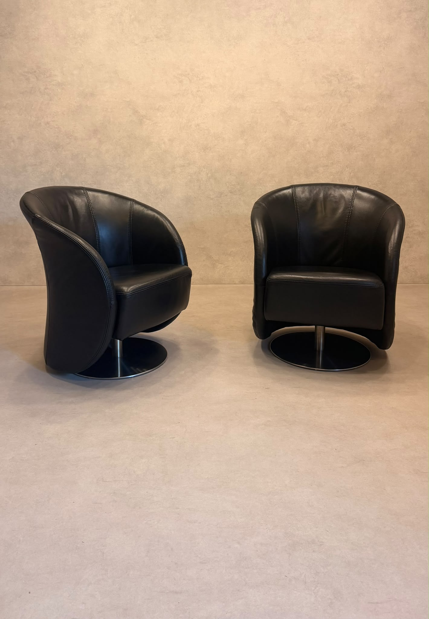 PM Oelsa Sylt Lounge Sessel Drehsessel aus Leder in schwarz