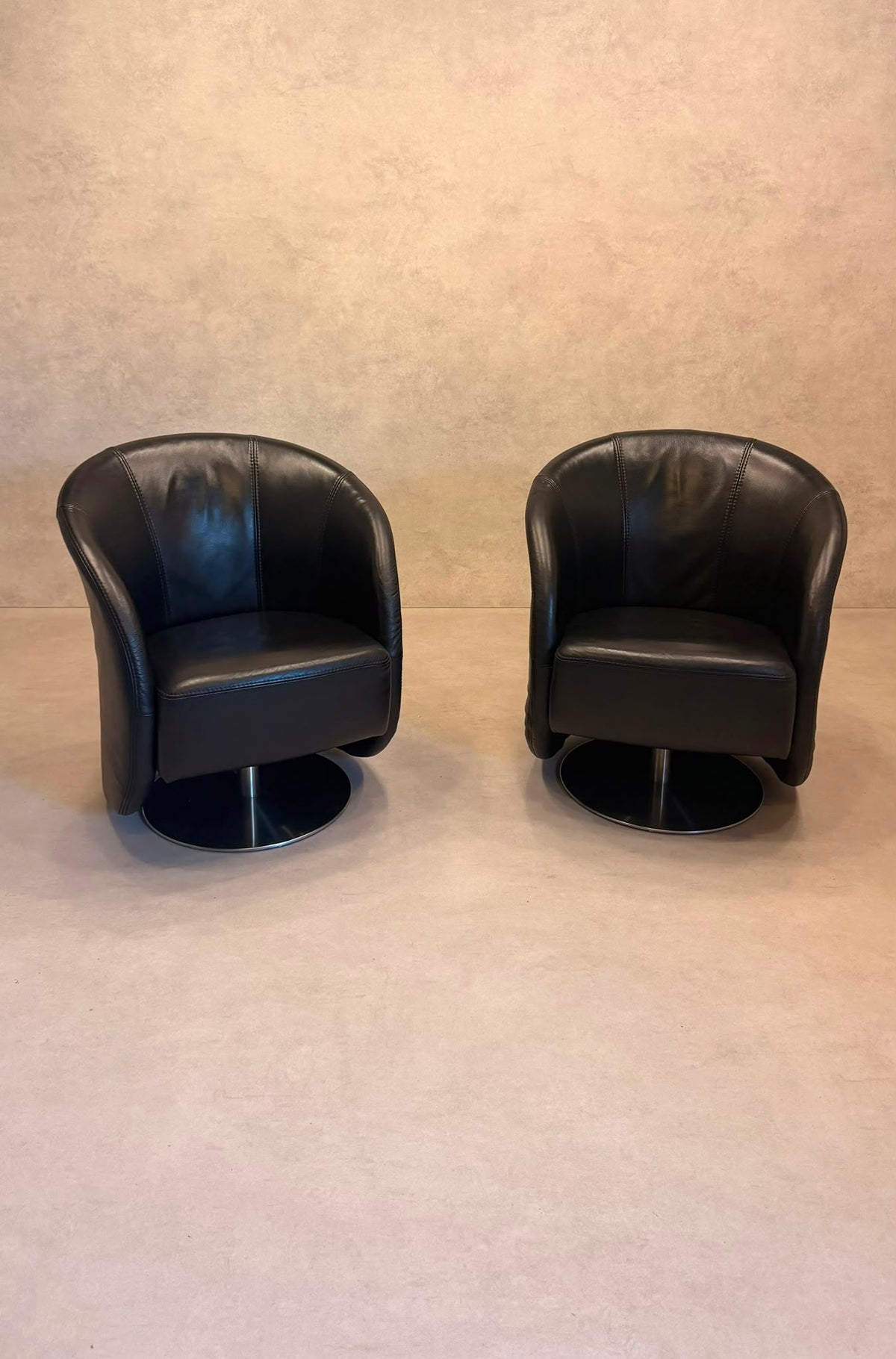PM Oelsa Sylt Lounge Sessel Drehsessel aus Leder in schwarz
