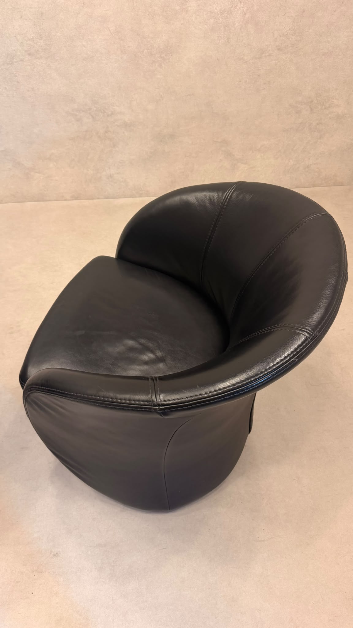 PM Oelsa Sylt Lounge Sessel Drehsessel aus Leder in schwarz