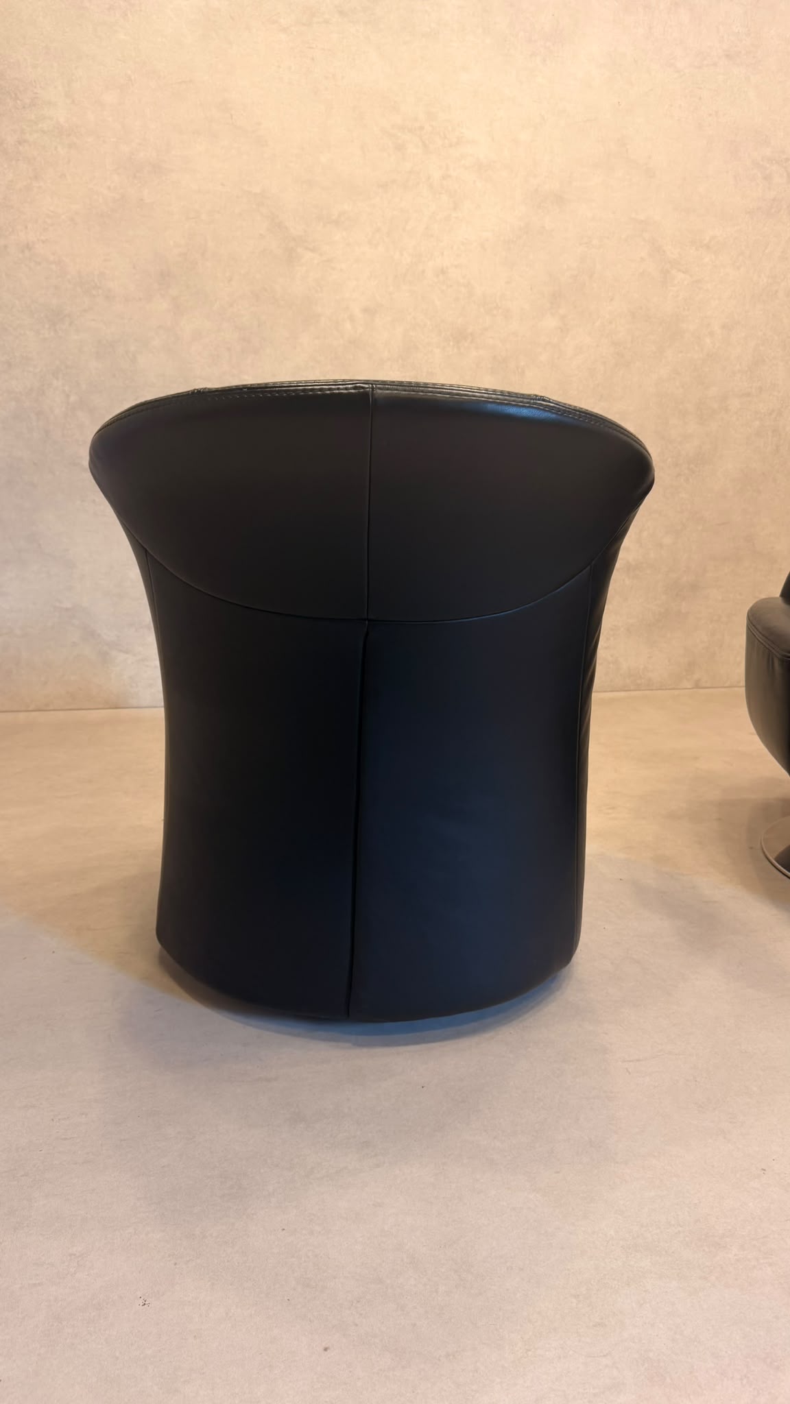 PM Oelsa Sylt Lounge Sessel Drehsessel aus Leder in schwarz