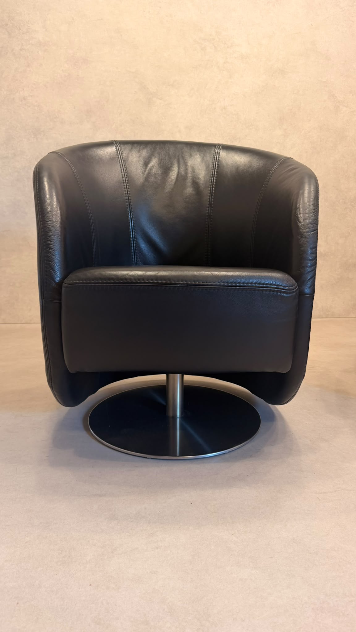 PM Oelsa Sylt Lounge Sessel Drehsessel aus Leder in schwarz