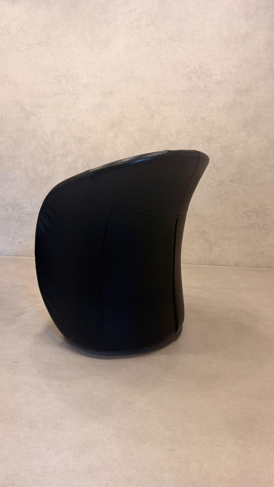 PM Oelsa Sylt Lounge Sessel Drehsessel aus Leder in schwarz