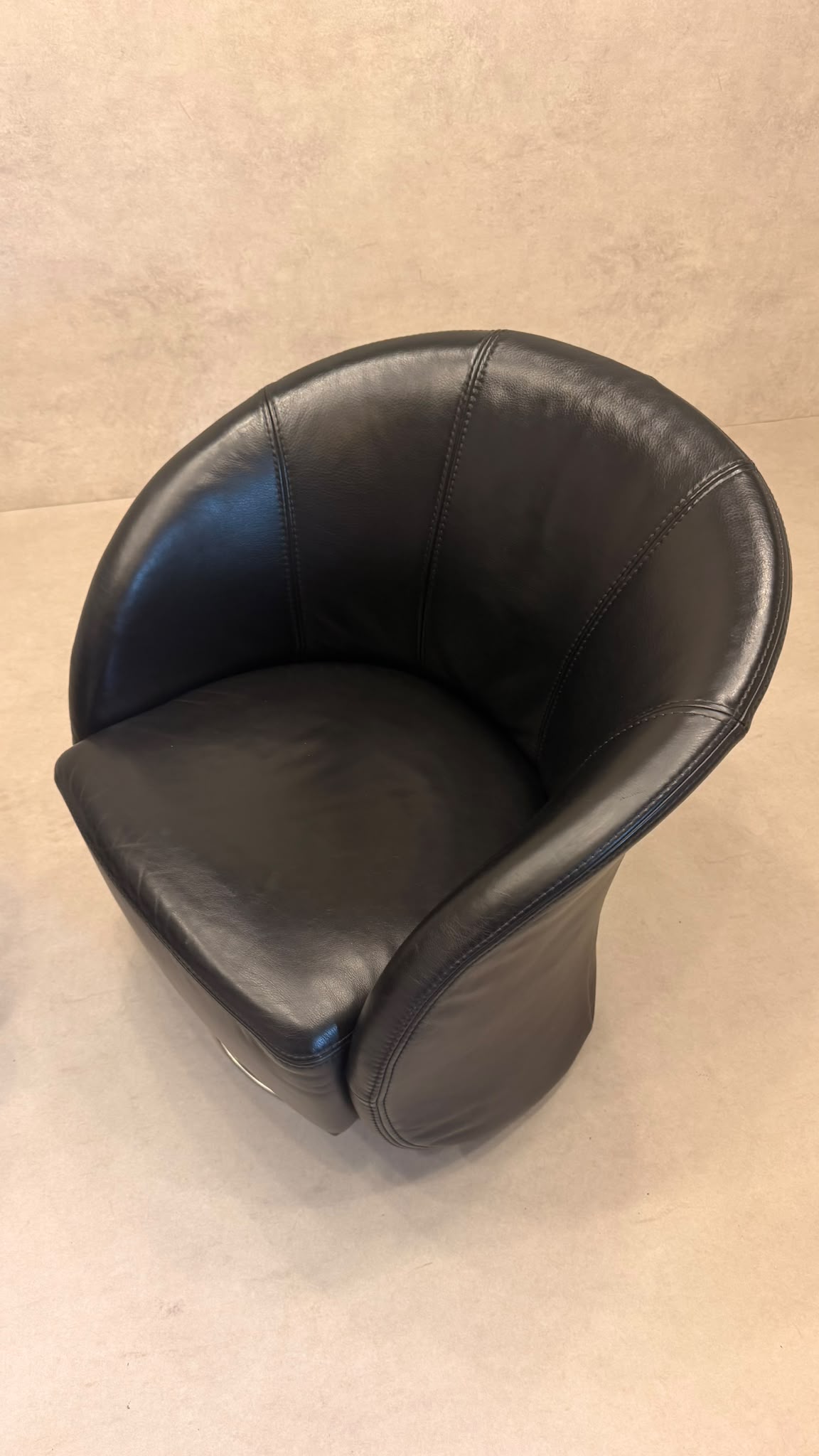 PM Oelsa Sylt Lounge Sessel Drehsessel aus Leder in schwarz