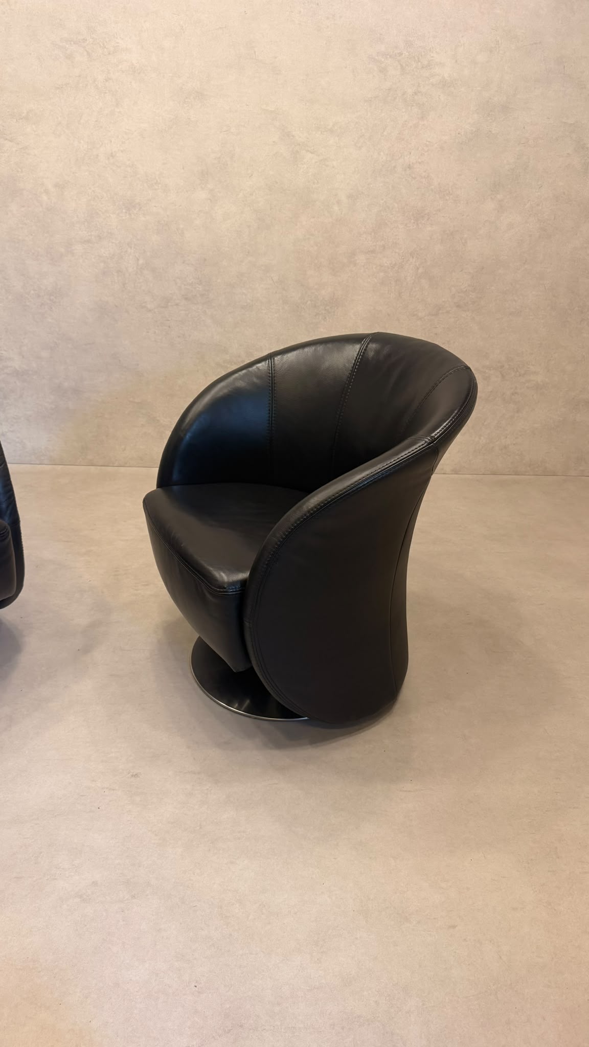 PM Oelsa Sylt Lounge Sessel Drehsessel aus Leder in schwarz