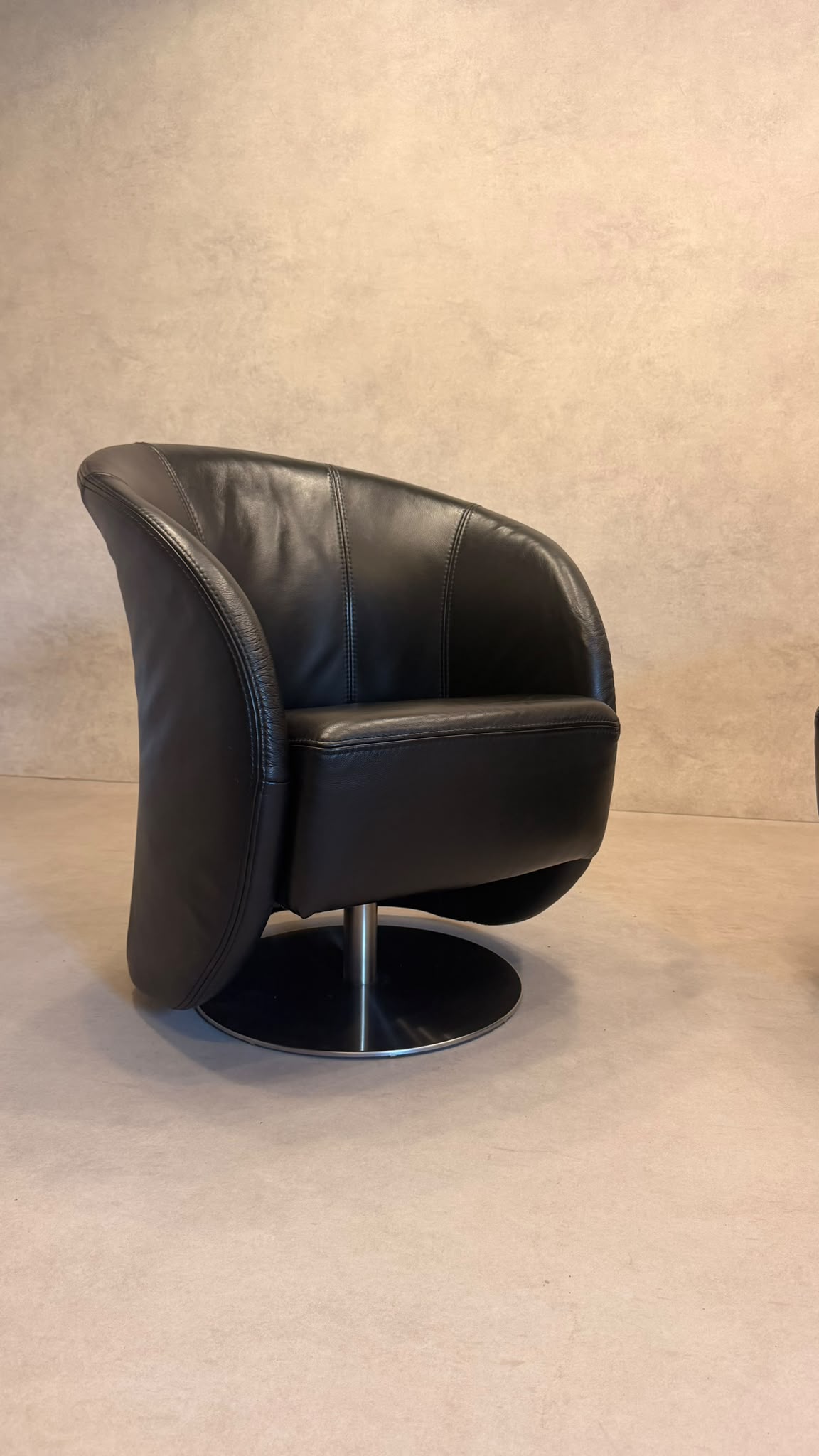 PM Oelsa Sylt Lounge Sessel Drehsessel aus Leder in schwarz