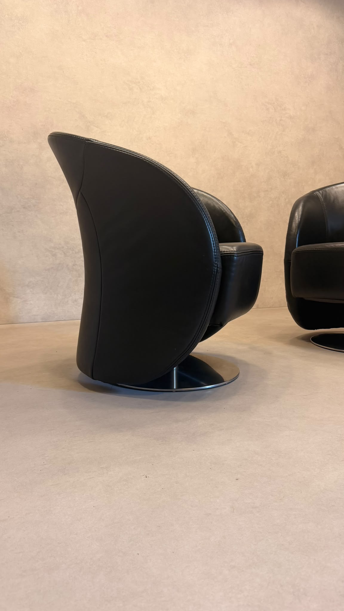 PM Oelsa Sylt Lounge Sessel Drehsessel aus Leder in schwarz