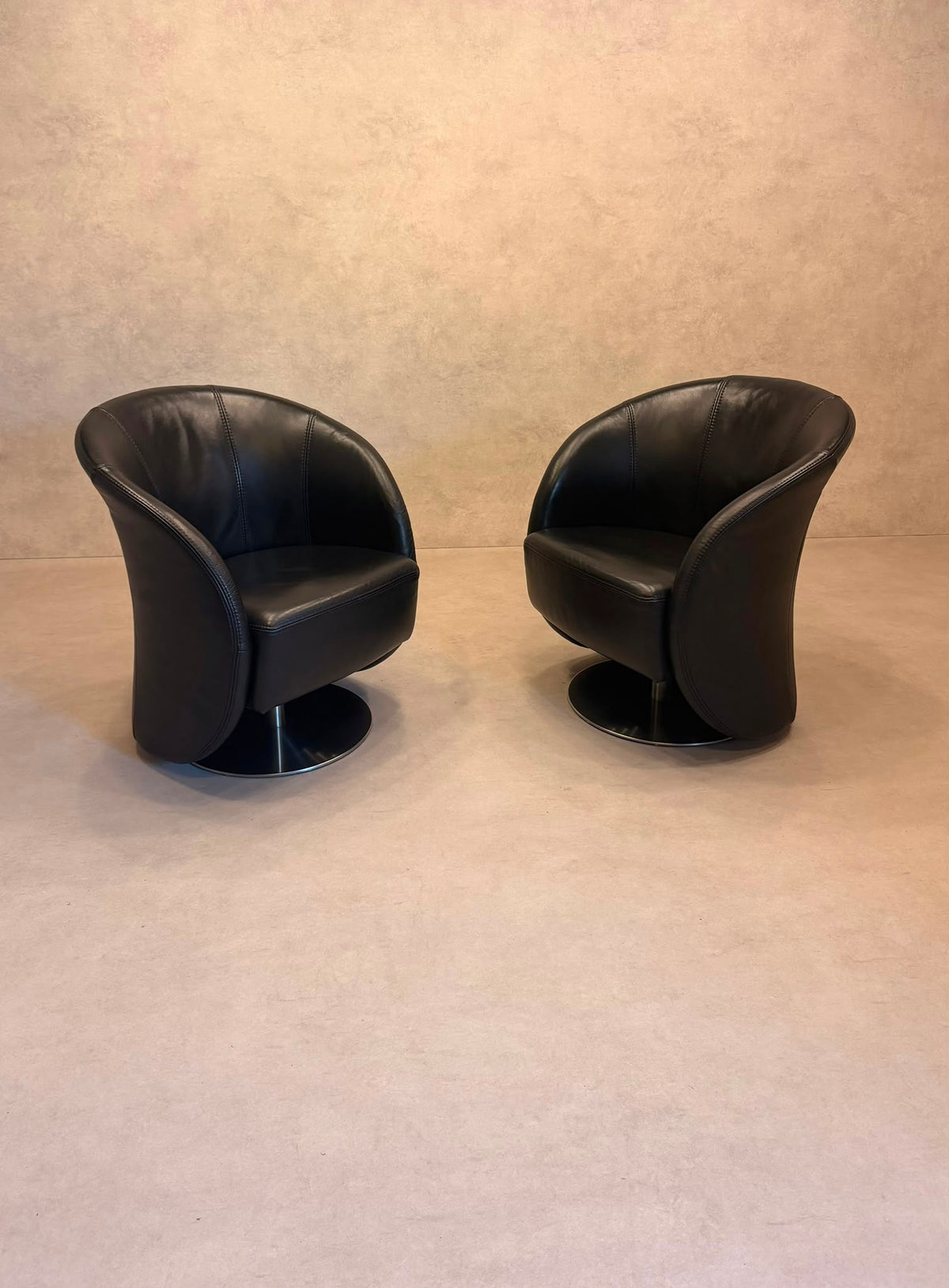 PM Oelsa Sylt Lounge Sessel Drehsessel aus Leder in schwarz