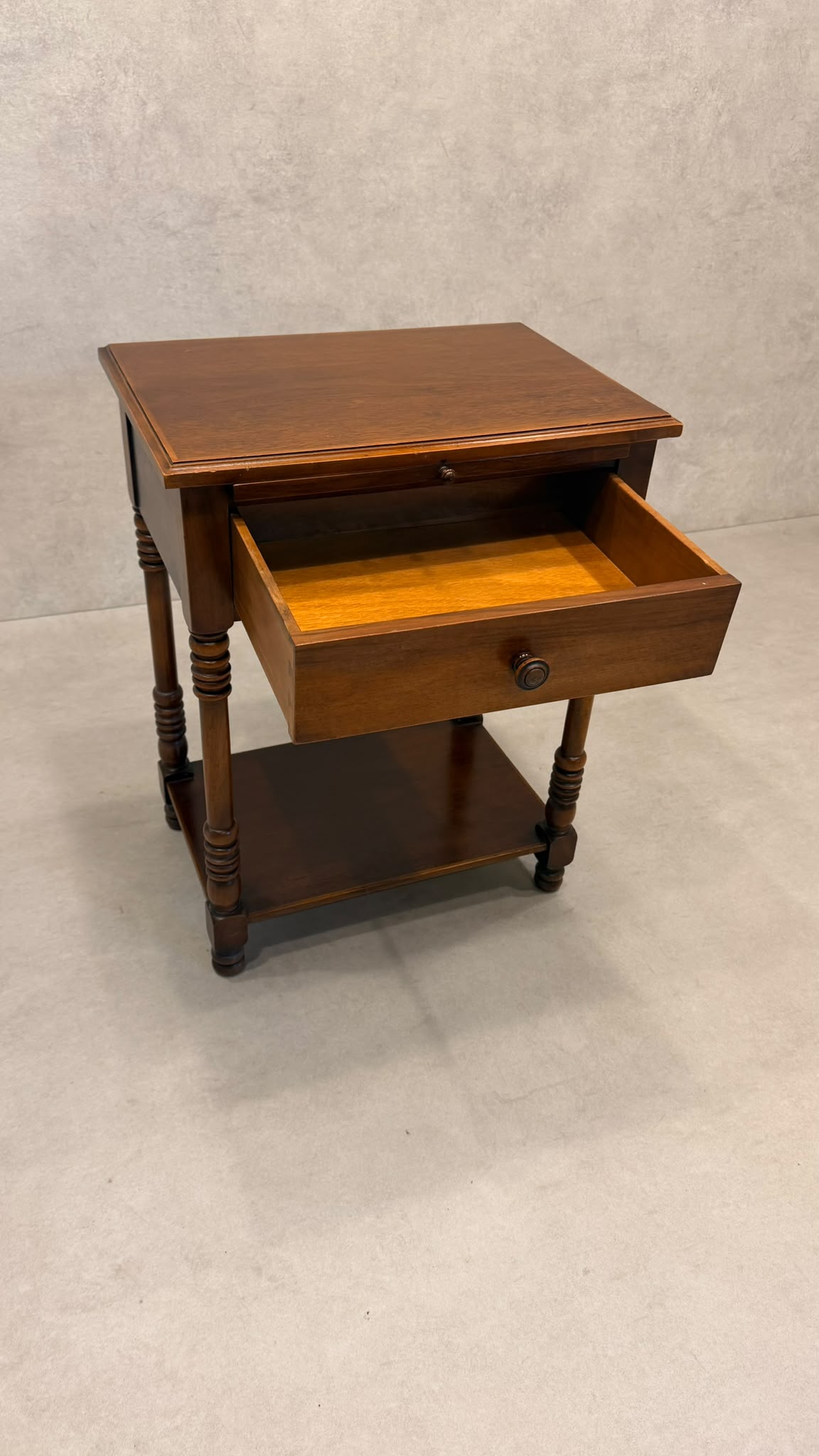 Vintage Beistelltisch Holz mit Schublade & Ablagefläche