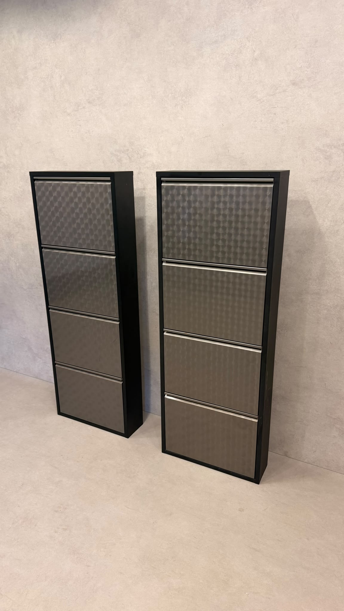 Design Schuhschrank in Schwarz mit Metallfronten