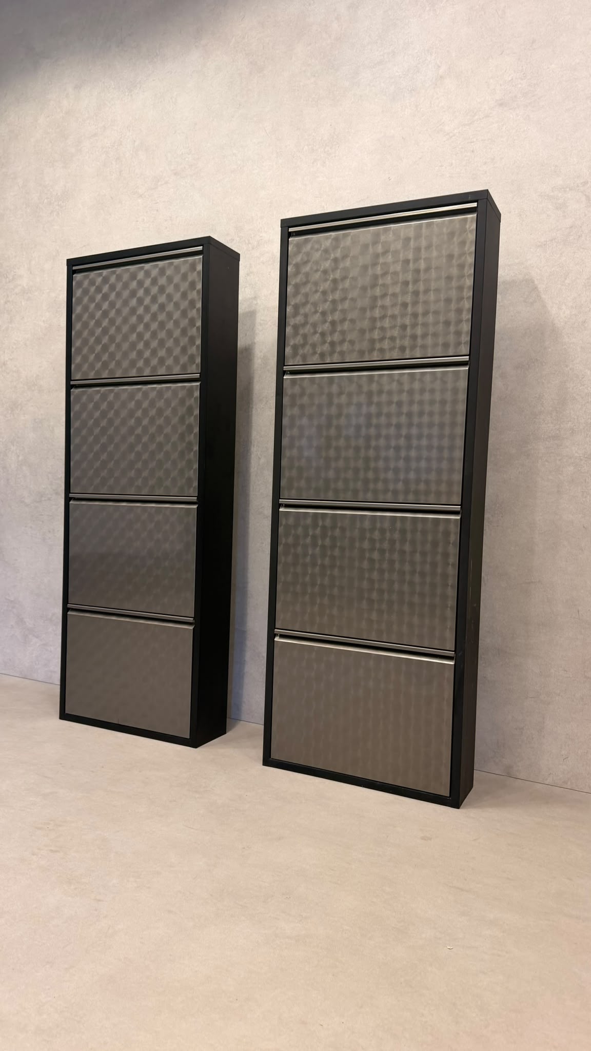 Design Schuhschrank in Schwarz mit Metallfronten