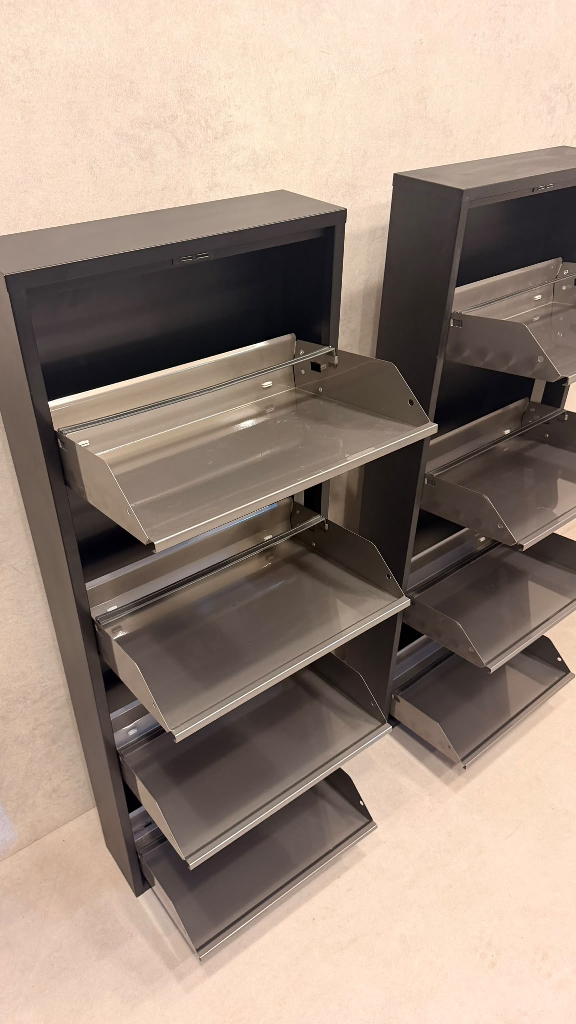 Design Schuhschrank in Schwarz mit Metallfronten