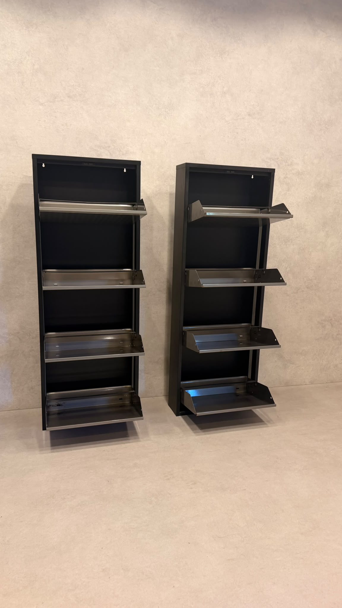 Design Schuhschrank in Schwarz mit Metallfronten