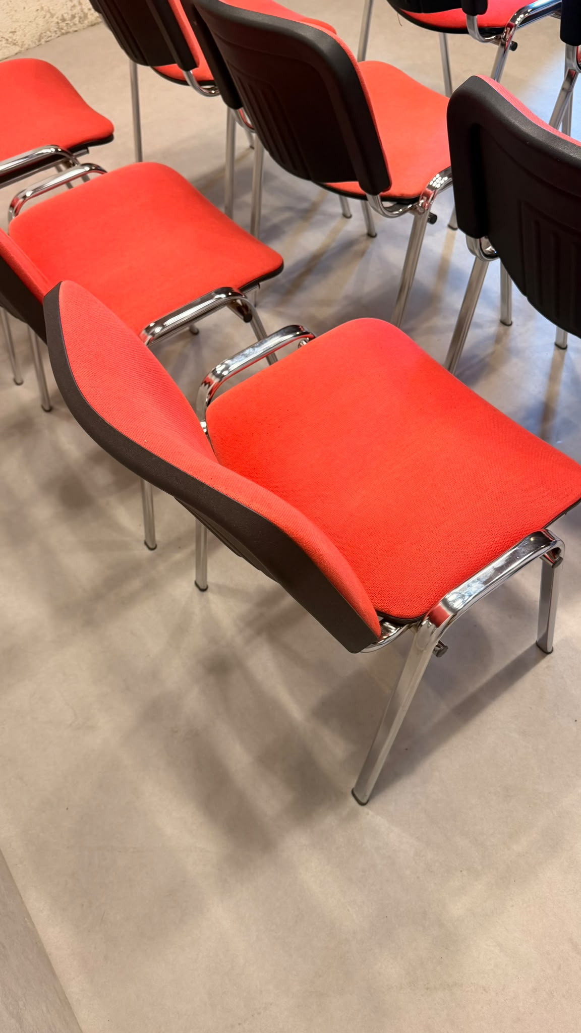 Stapelstühle rot gepolstert mit Chromgestell