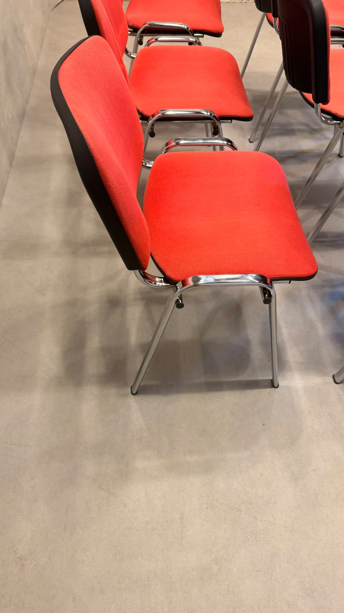 Stapelstühle rot gepolstert mit Chromgestell