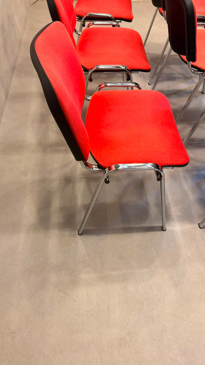 Stapelstühle rot gepolstert mit Chromgestell