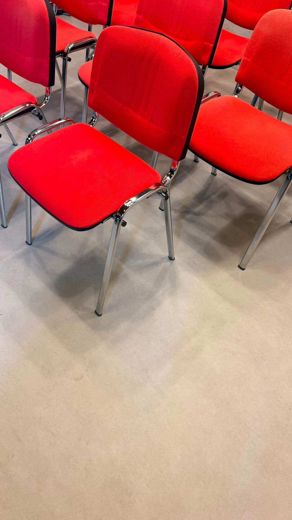 Stapelstühle rot gepolstert mit Chromgestell