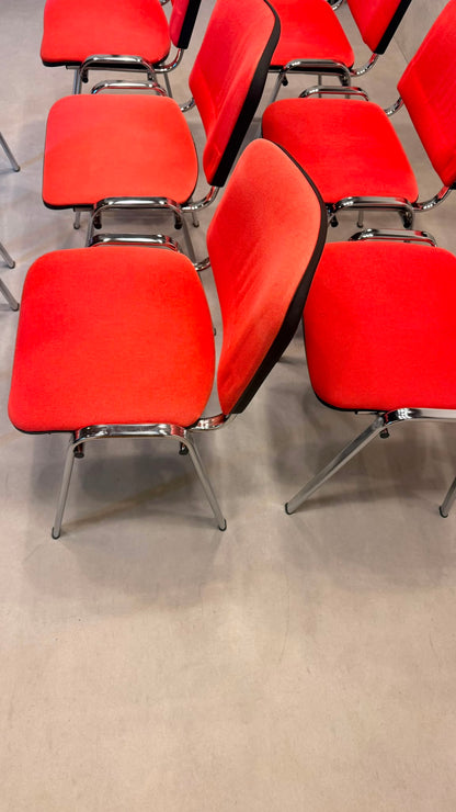 Stapelstühle rot gepolstert mit Chromgestell