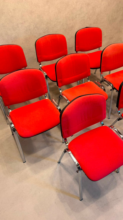Stapelstühle rot gepolstert mit Chromgestell