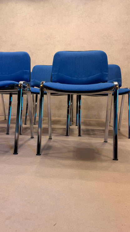 Stapelstühle blau gepolstert mit Chromgestell