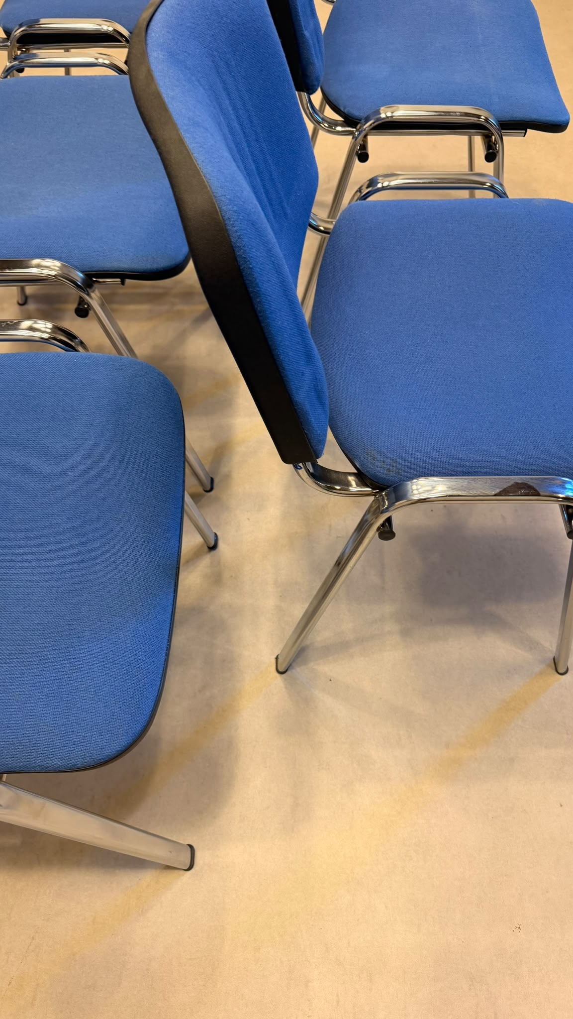 Stapelstühle blau gepolstert mit Chromgestell