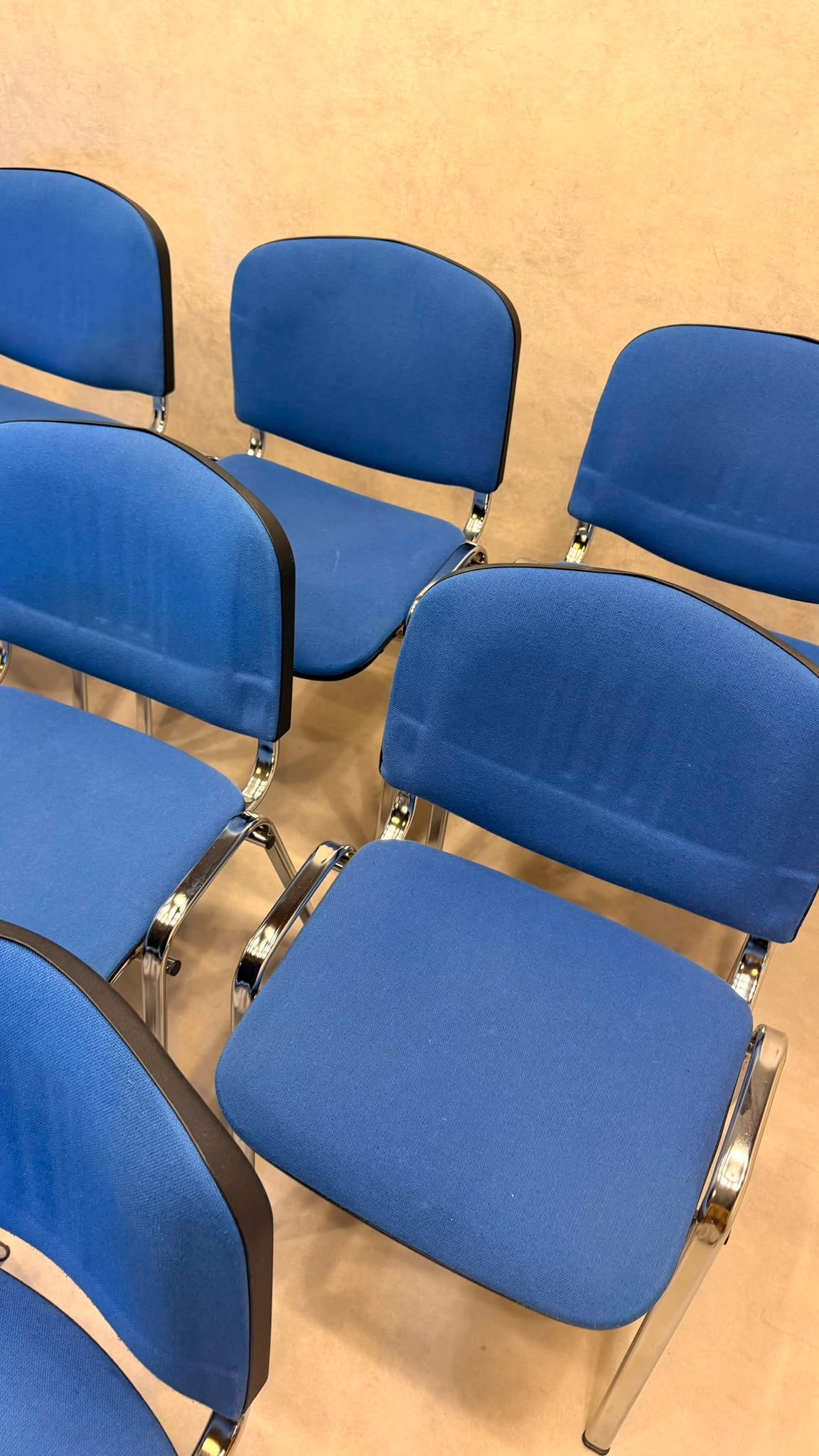 Stapelstühle blau gepolstert mit Chromgestell