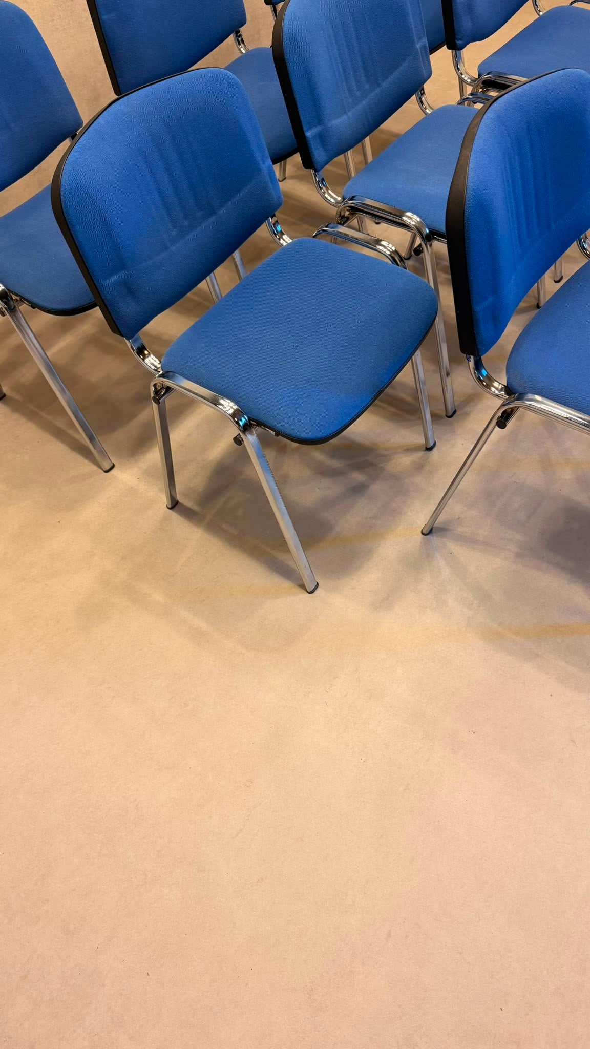 Stapelstühle blau gepolstert mit Chromgestell