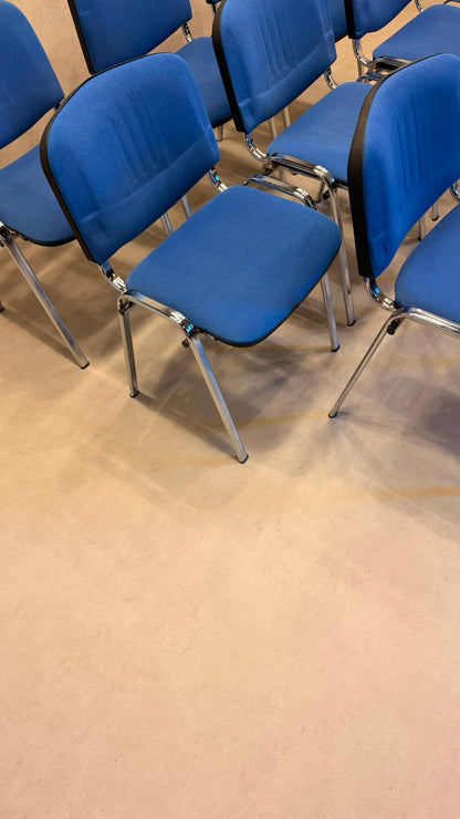 Stapelstühle blau gepolstert mit Chromgestell